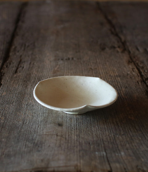 White Flower-Shaped Rinka Small Kohiki Plate (14cm)