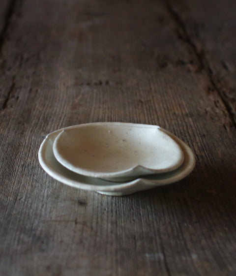 White Flower-Shaped Rinka Small Kohiki Plate (14cm)