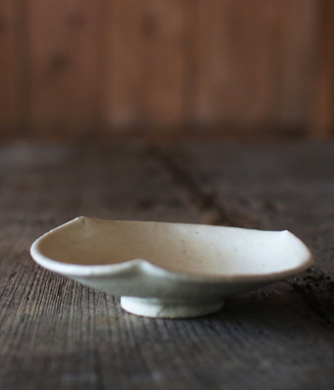 White Flower-Shaped Rinka Small Kohiki Plate (14cm)