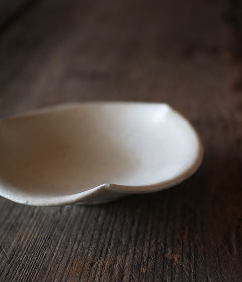 White Flower-Shaped Rinka Small Kohiki Plate (14cm)