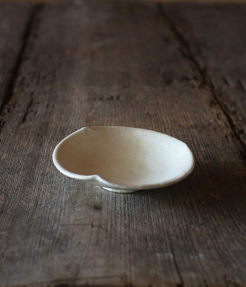 White Flower-Shaped Rinka Small Kohiki Plate (14cm)