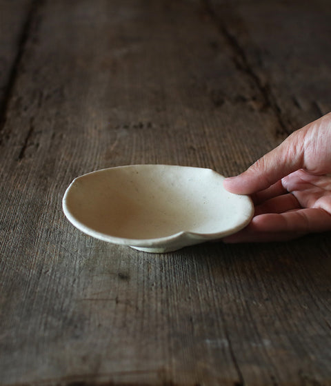 White Flower-Shaped Rinka Small Kohiki Plate (14cm)