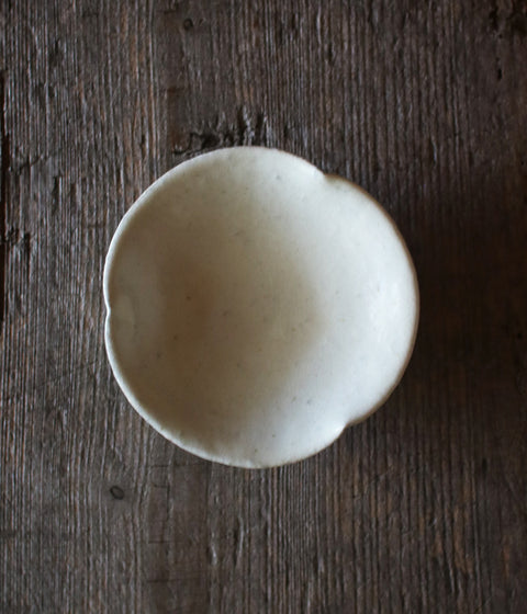 White Flower-Shaped Rinka Small Kohiki Plate (14cm)