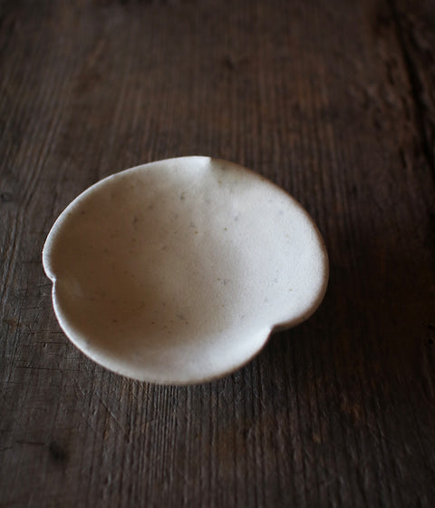 White Flower-Shaped Rinka Small Kohiki Plate(12cm)
