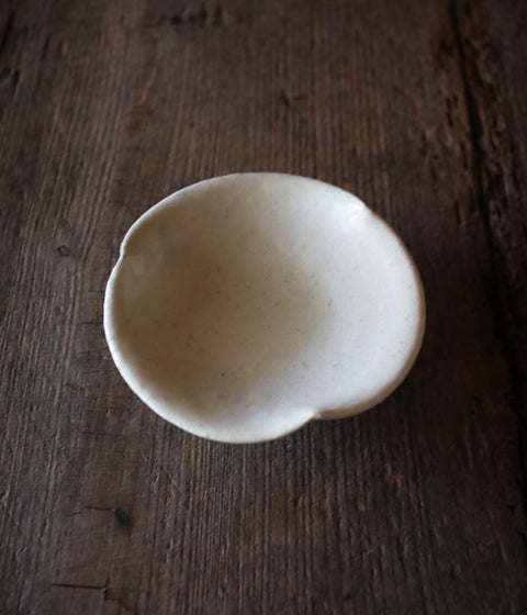 White Flower-Shaped Rinka Small Kohiki Plate (14cm)
