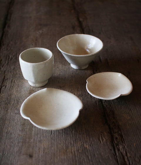 White Flower-Shaped Rinka Small Kohiki Plate(12cm)