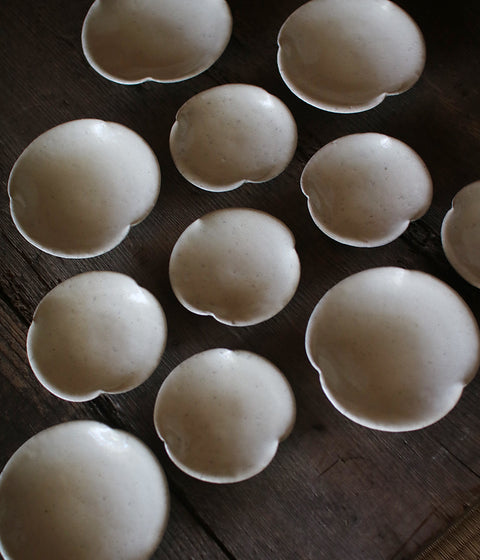 White Flower-Shaped Rinka Small Kohiki Plate(12cm)